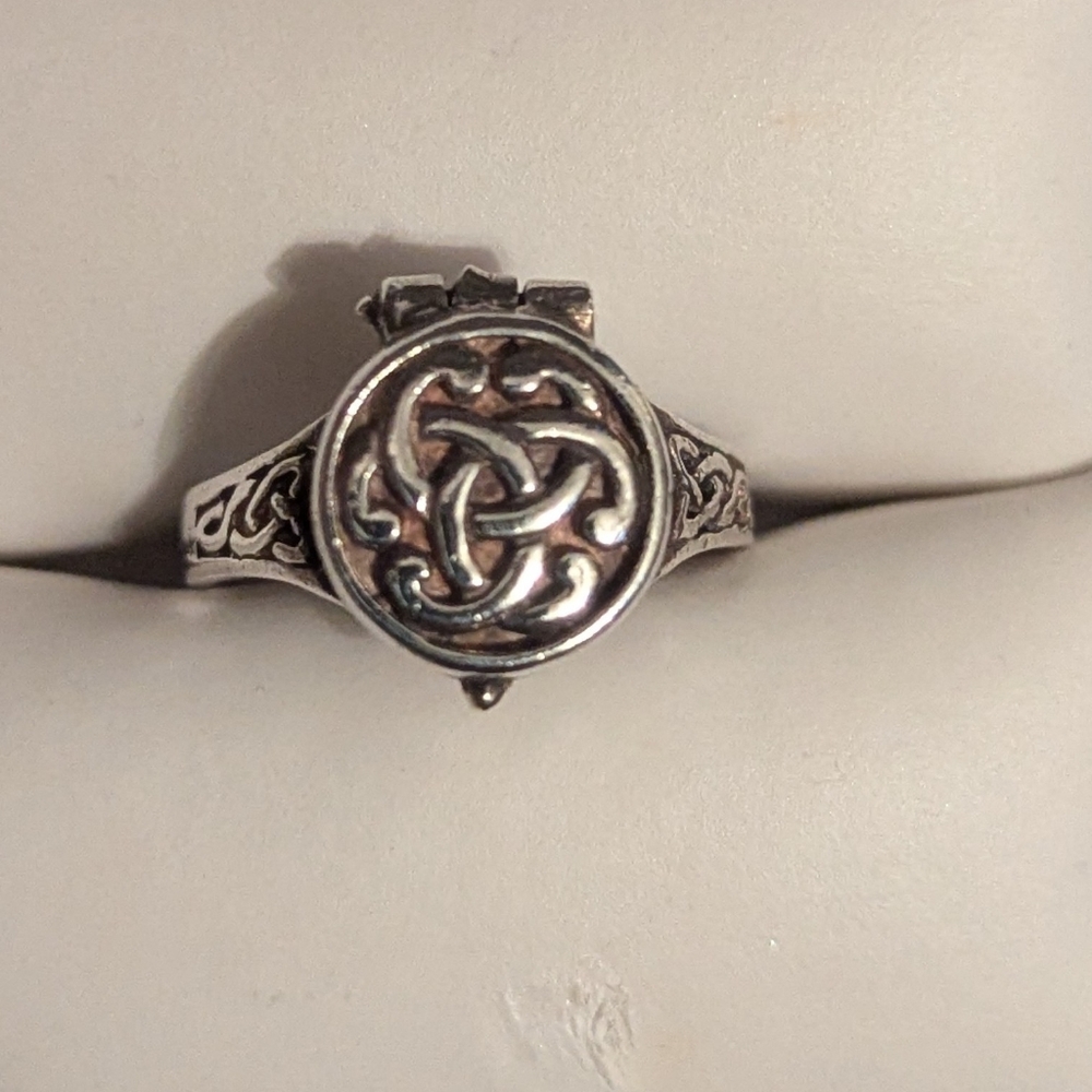 Unique vintage ring size 6